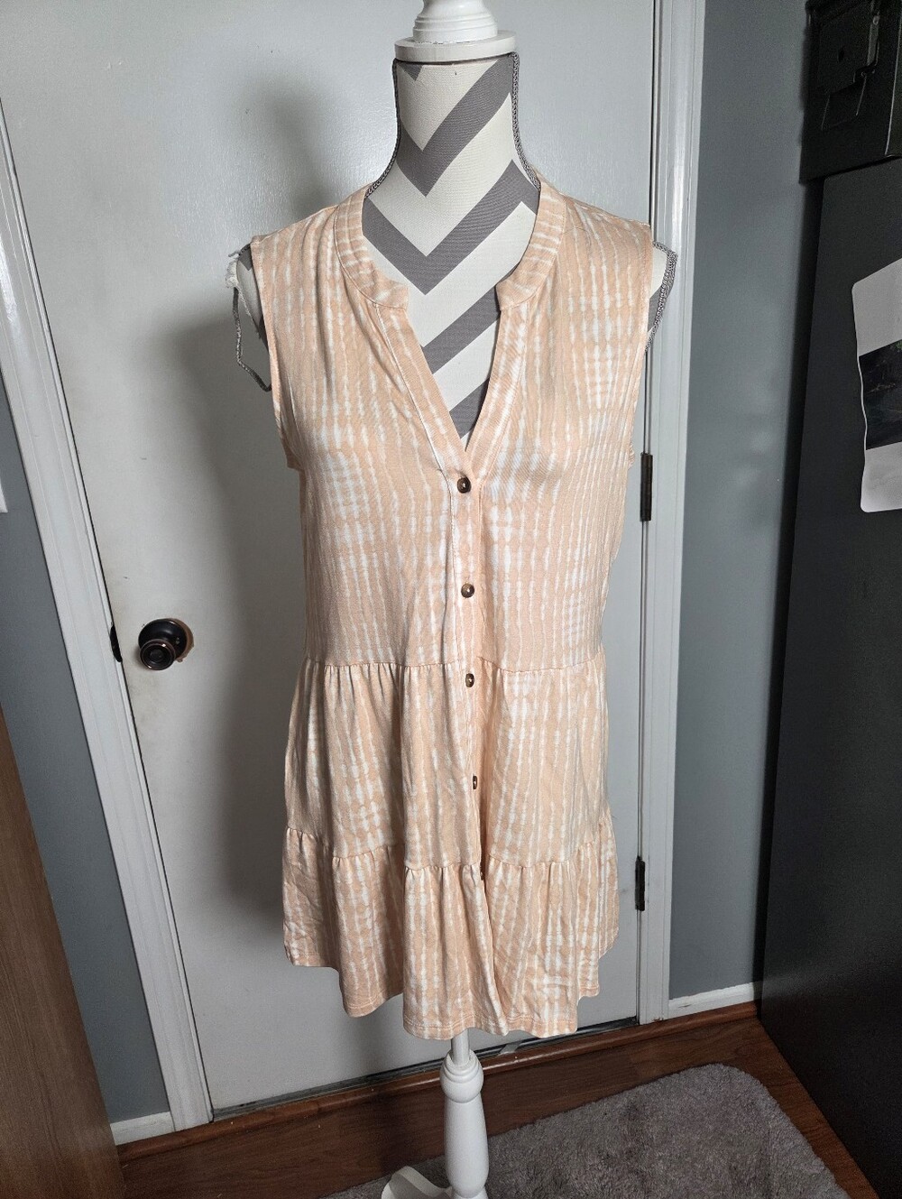 Wonderly sleeveless tiered button-front dress in a peach and white vertical L